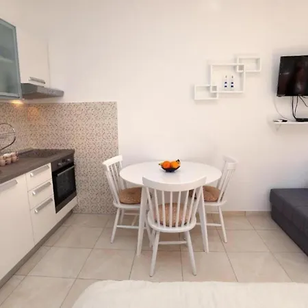 아파트 Remarkable 2-bed In Okrug Gornji