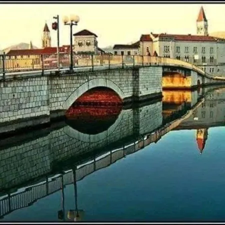 아파트 Remarkable 2-bed In Okrug Gornji