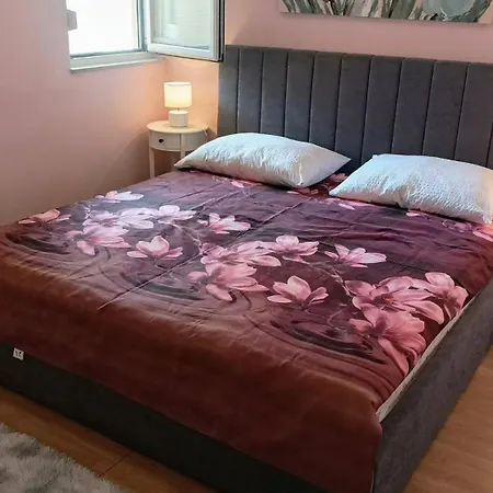 아파트 Remarkable 2-bed In Okrug Gornji