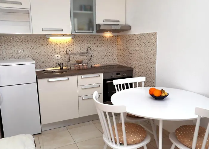 아파트 Remarkable 2-bed In Okrug Gornji
