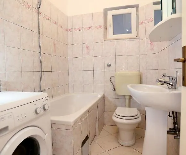 Remarkable 2-bed In Okrug Gornji 트로기르