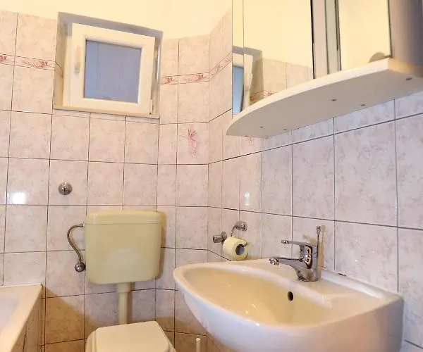 아파트 Remarkable 2-bed In Okrug Gornji