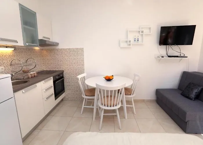 아파트 Remarkable 2-bed In Okrug Gornji