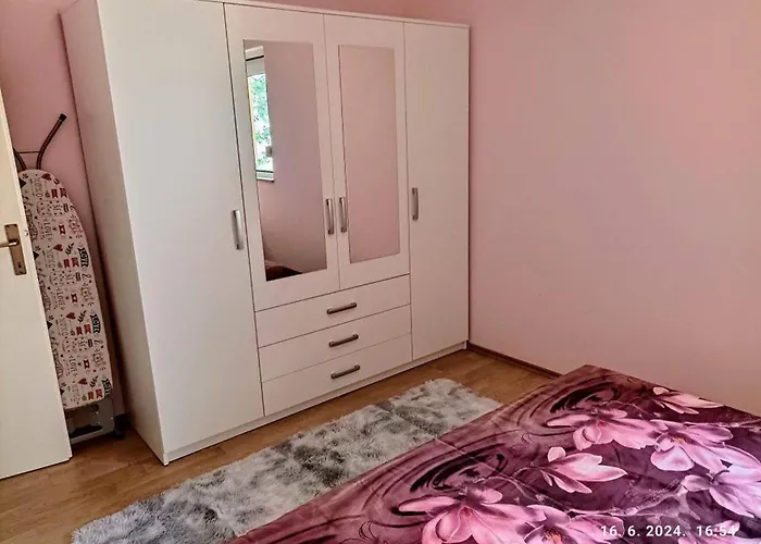 Remarkable 2-bed In Okrug Gornji